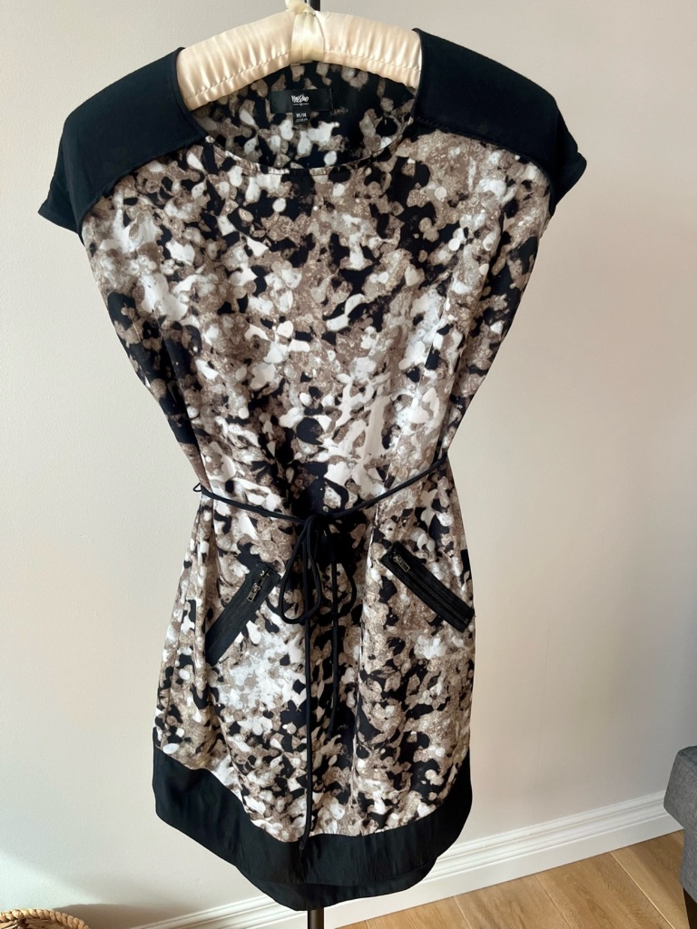 Mossimo Mod/Retro Black, Taupe and White Abstract Print Mini Dress US M - Picture 2 of 15